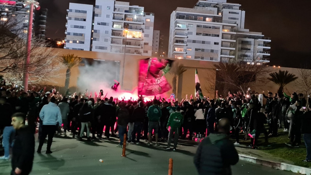 המשטרה עיכבה לחקירה קטין בחשד שהשליך הערב זיקוקים מחוץ לאצטדיון סמי עופר
