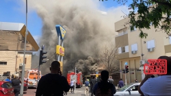 לוחמי האש השתלטו על שריפה בחנות בחיפה