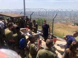 נוער צמרת דרוזי מחבקים את החייל