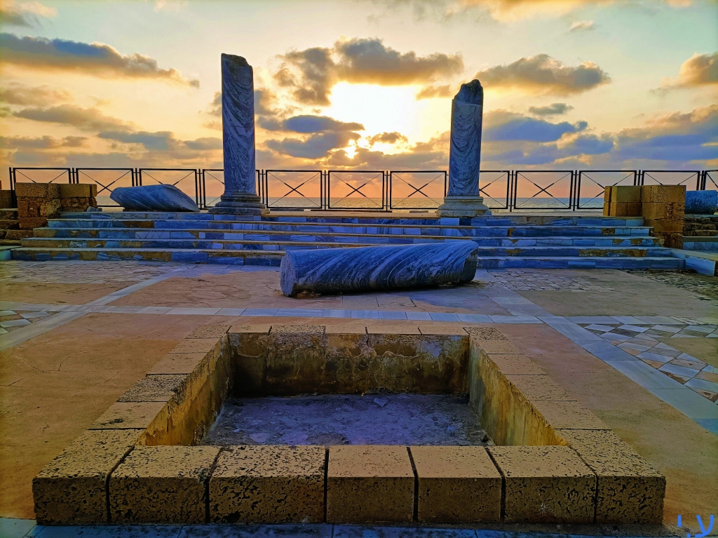 שקיעה בגן הלאומי קיסריה