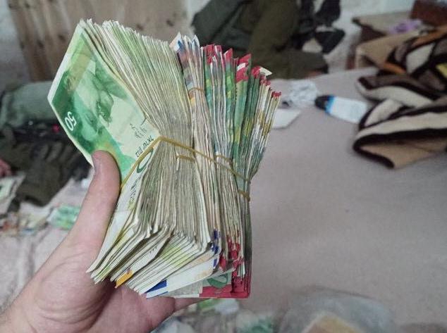 22 אישומים בגין עבירות של קבלת דבר במרמה