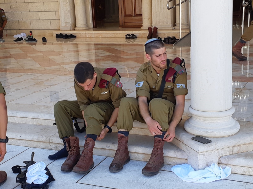 גדוד הצנחנים 890 הורידו נעליים