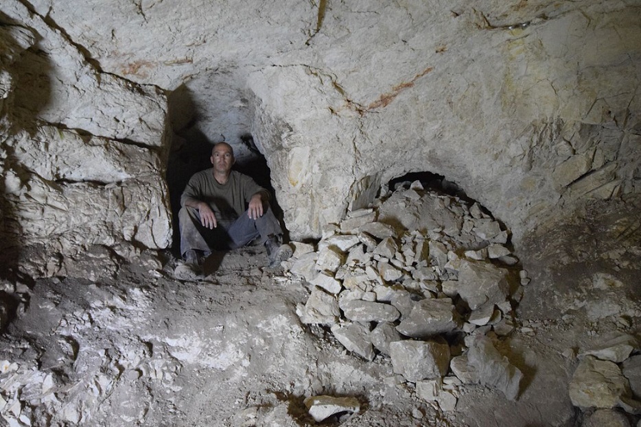 שודדי עתיקות נתפסו מנפצים בדחפור ישוב בן 2000 שנה