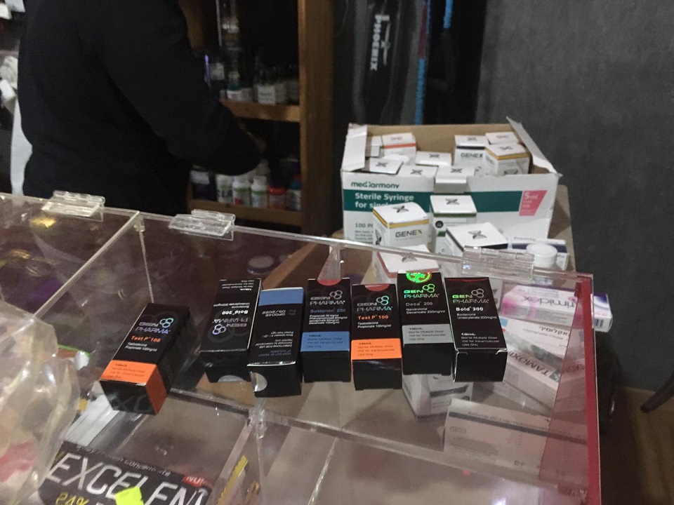 תפיסת סטרואידים אנאבוליים ותרופות מרשם בכמות מסחרית בחדר כושר