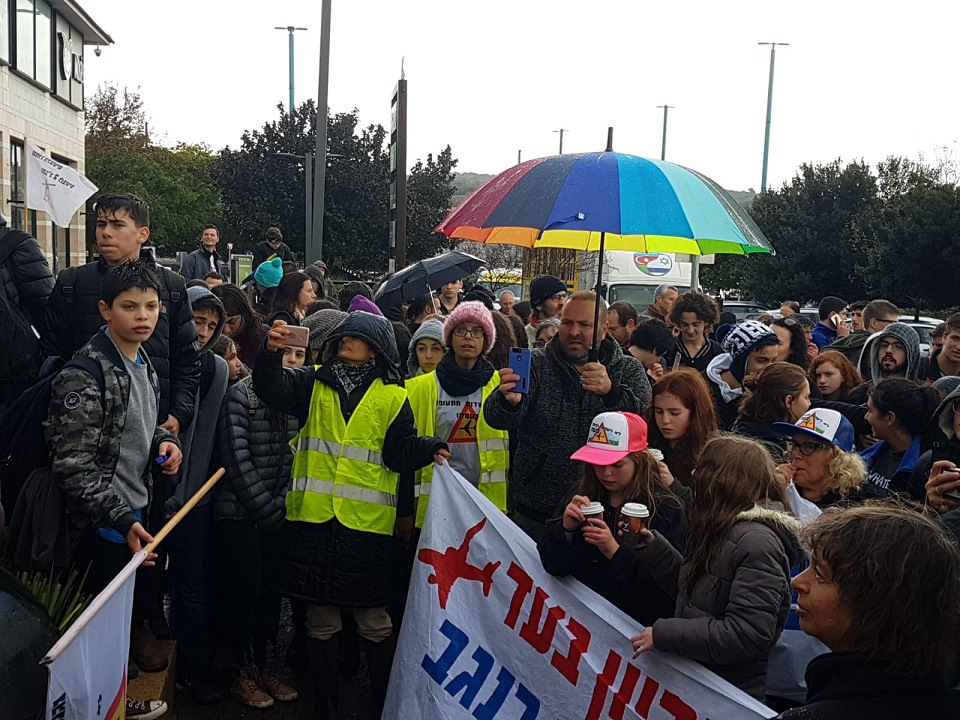 תלמידים ותושבים הפגינו נגד הקמת שדה התעופה ברמת דוד