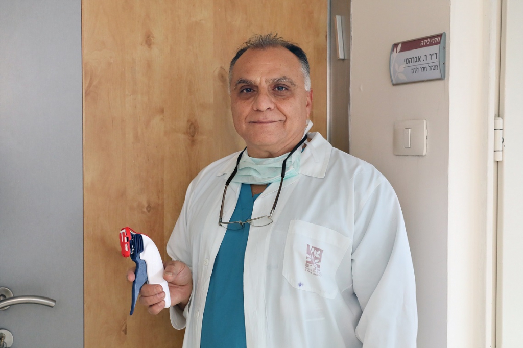 ניתוחים קיסריים עם סיכות מתכלות