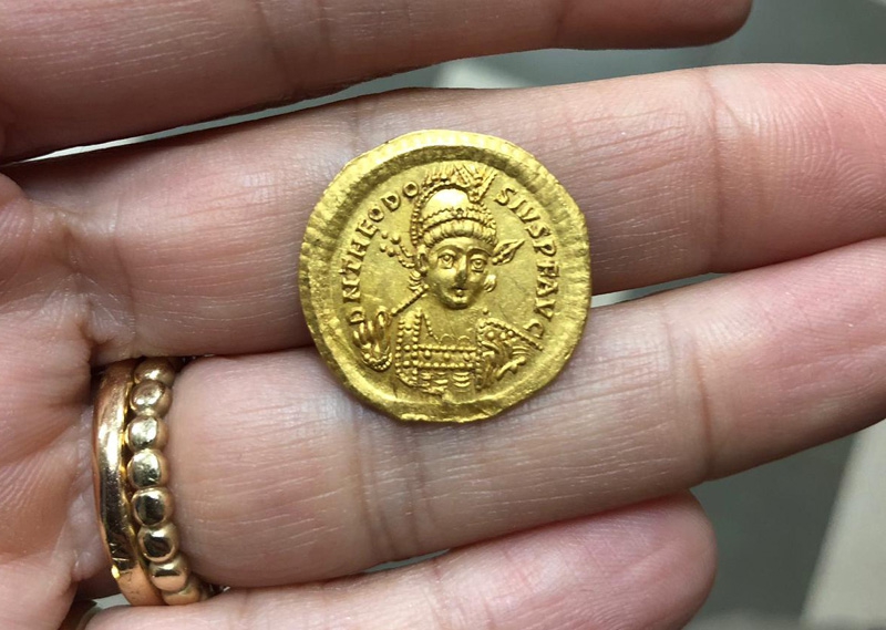 תלמידים שיצאו לניווט מצאו מטבע נדיר בן 1600 שנה