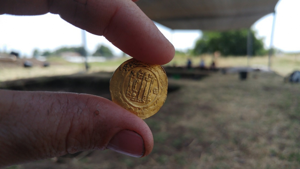 בת 10 מצאה מטבע זהב עתיק בחפירות ארכאולוגיות