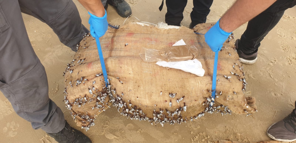 שק שמכיל חומר החשוד כסם נפלט מהים בחיפה