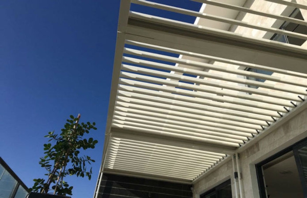 כיצד כבשו פרגולות אלומיניום את שוק פתרונות ההצללה הישראלי