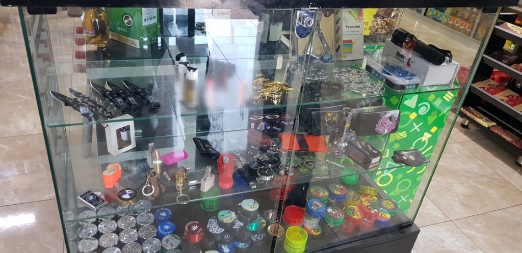 מכרו בחנות אגרופנים וסכינים מתקפלות 