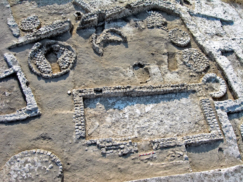 מה סוד סטנדרט הבנייה האחיד במשך מאות שנים בעמק הירדן?