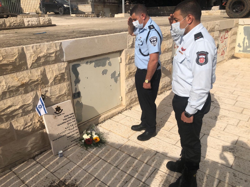 קצין המשטרה וקצין כיבוי והצלה ליד קבר האבא בירכא
