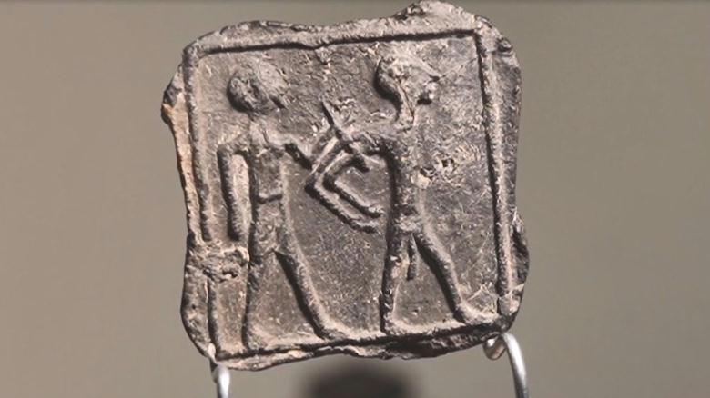 בן 6 מצא לוחית בת 3,500 שנה