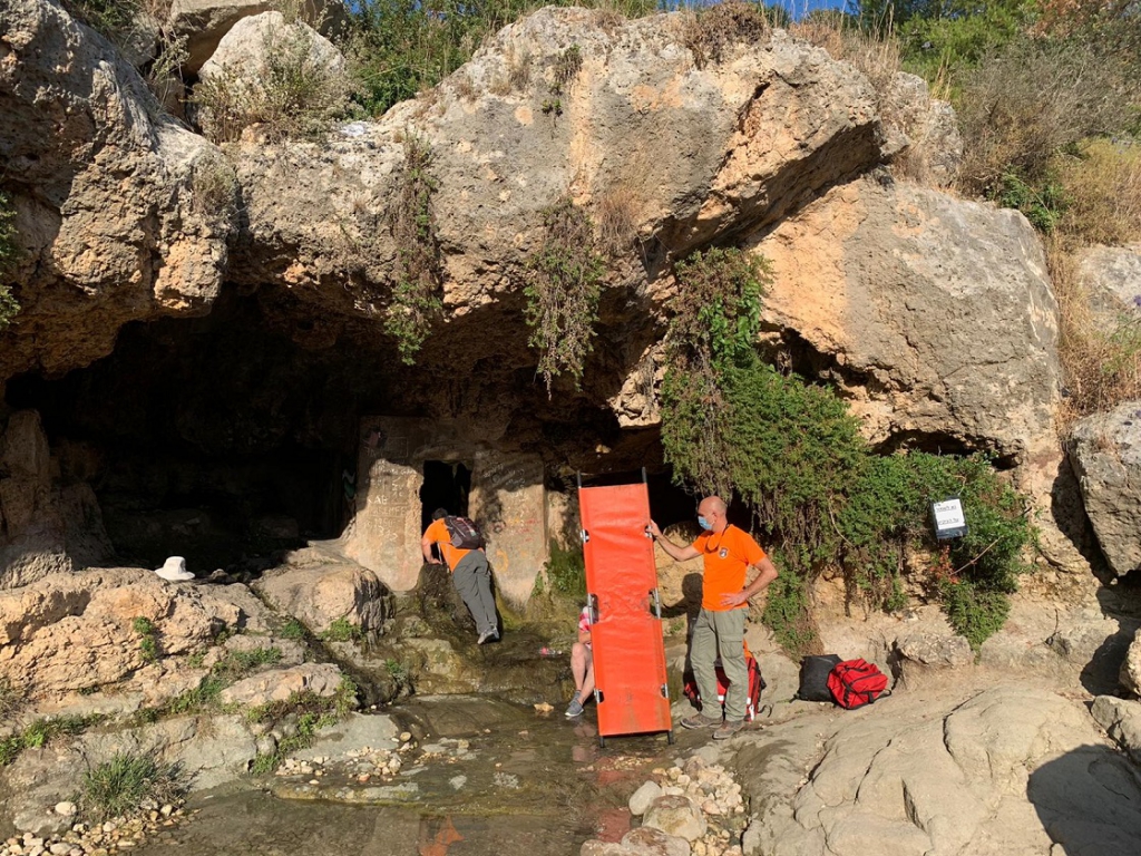 חילוץ מטיילות ממערת נחל קדם בכרמל