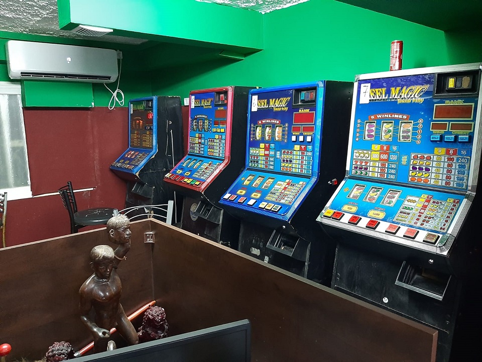 המשטרה חשפה בחיפה בית הימורים ובו 15 מכונות מזל