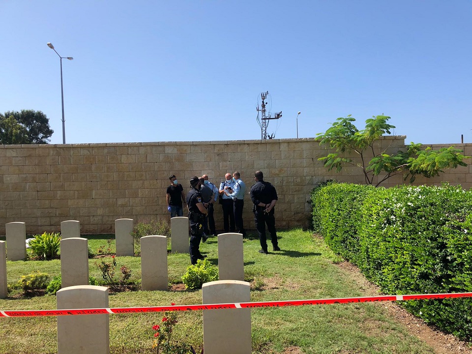 נמצא תינוק ללא רוח חיים בבית קברות בחיפה