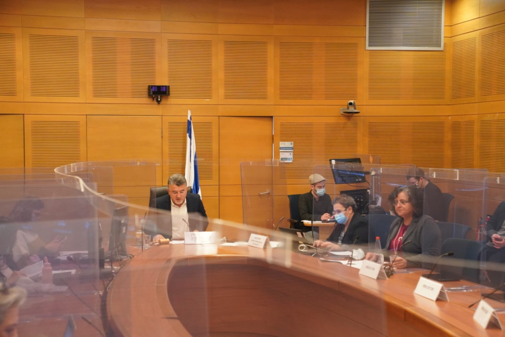 "עשרות אלפי ילדים המתגוררים בבתים ללא חשמל"