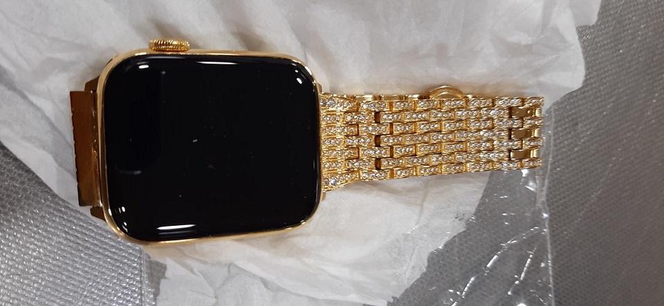 נתפס בנתב"ג עם אייפון מצופה זהב ושעון משובץ אבנים מבלי שהצהיר עליהם