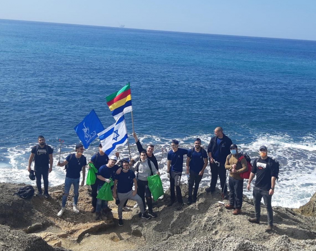 צעירים יהודים ודרוזים מנקים את חוף הבונים
