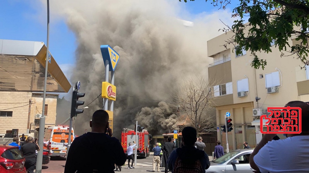 לוחמי האש השתלטו על שריפה בחנות בחיפה