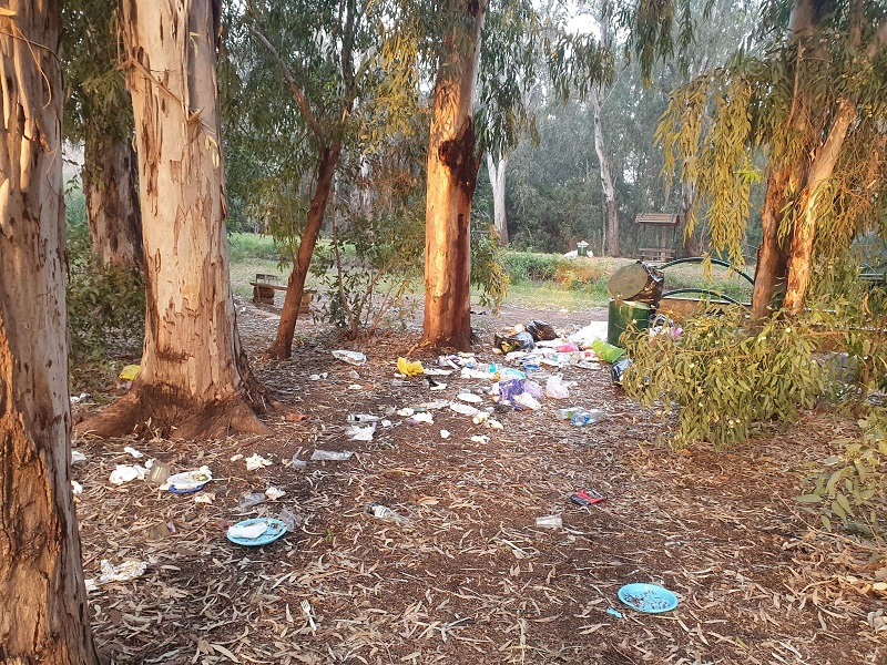 ערימות זבל השאירו המטיילים בחג