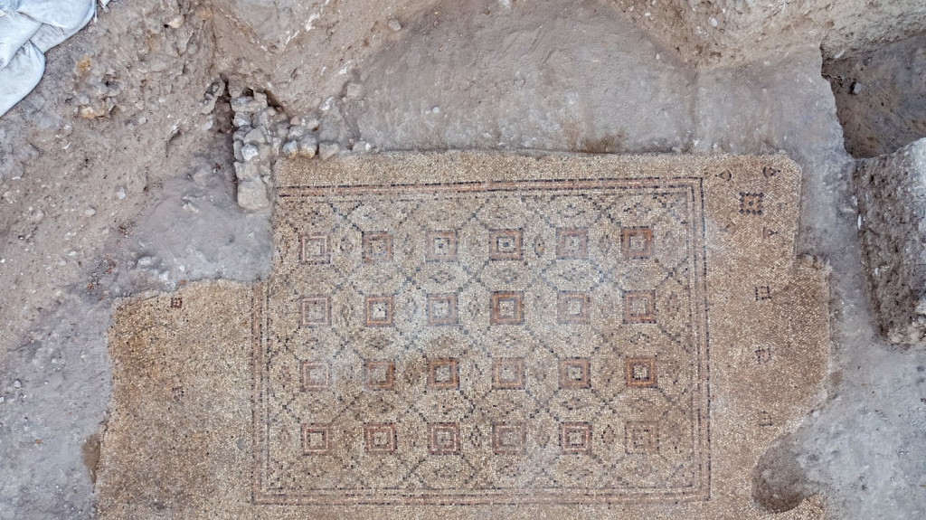 פסיפס מרשים בן כ-1600 שנה התגלה ביבנה 