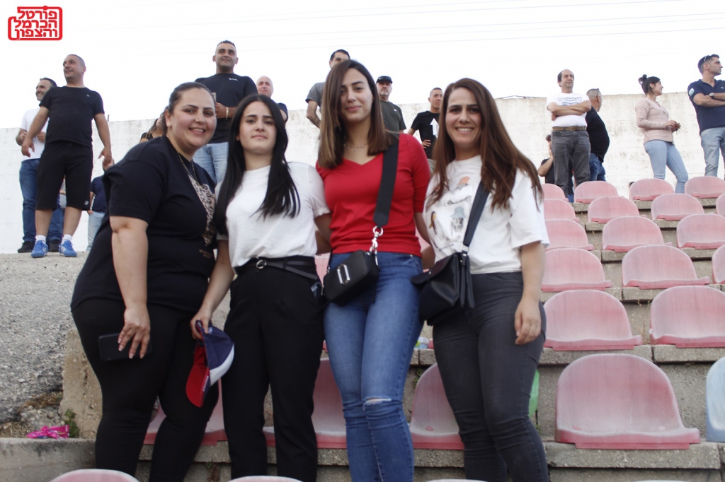 צעירות במגרש בדליה