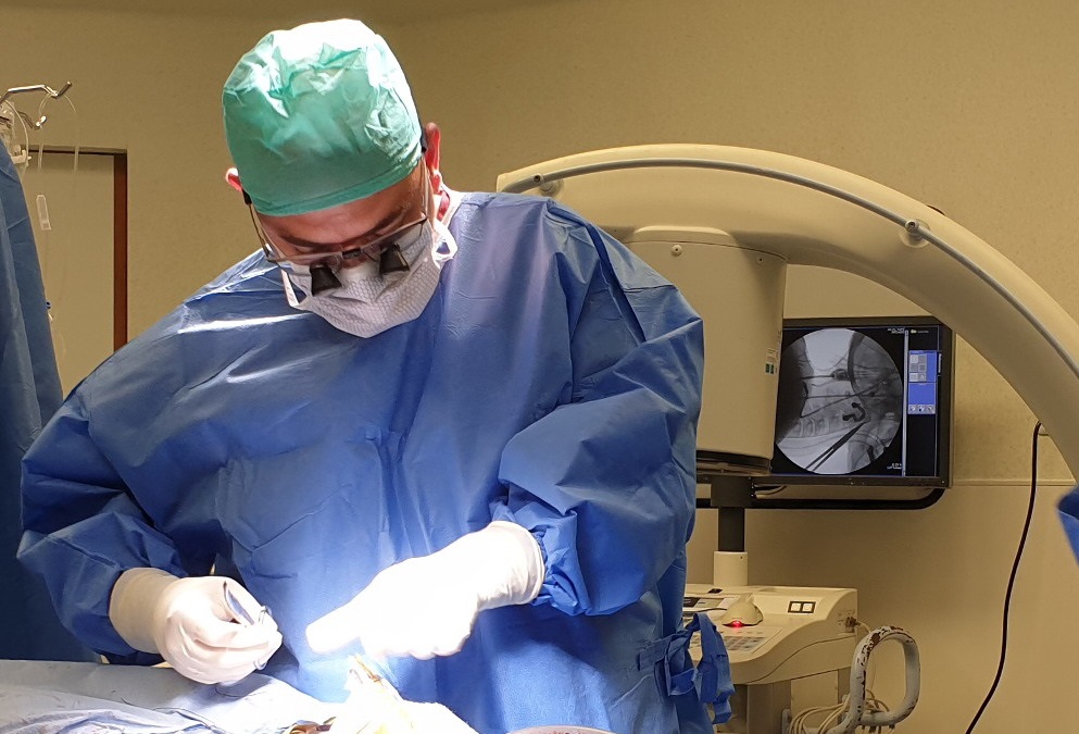 ניתוח חדשני לתיקון עקמת דרך דופן הבטן