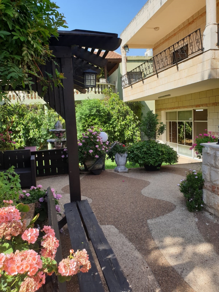 בהזדמנות בית להשכרה עם כניסה פרטית