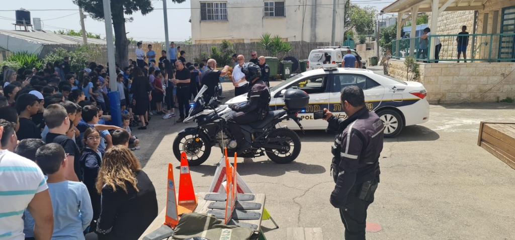 שוטרים ביום קהילה למען ילדי בית הספר יסודי א' בדלית אל כרמל