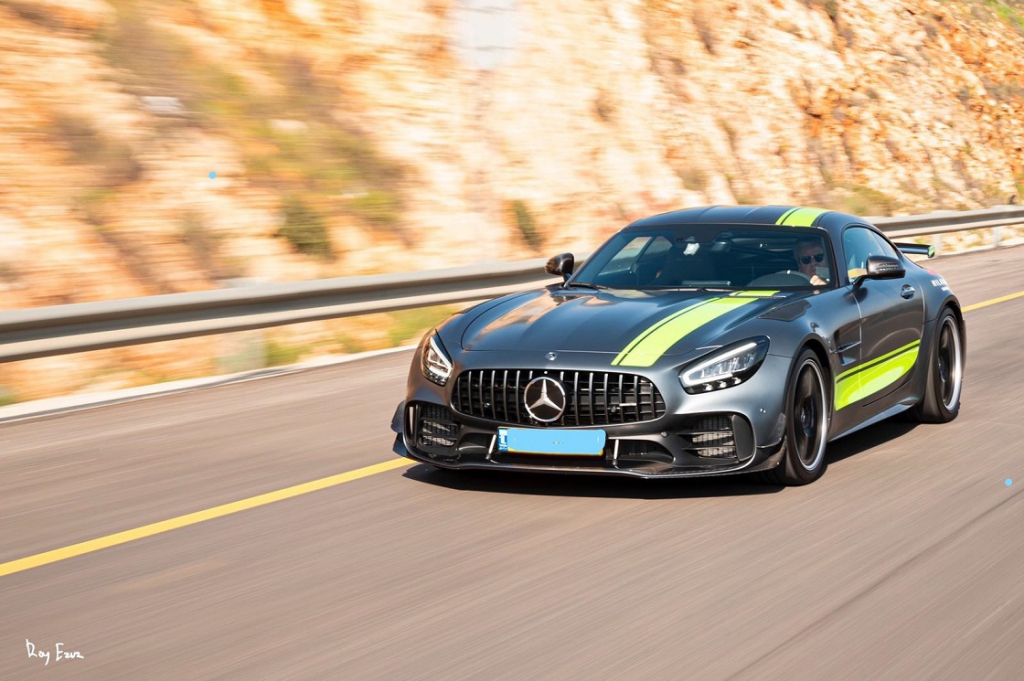 מכוניות יוקרה נדירות ומופעי אקסטרים