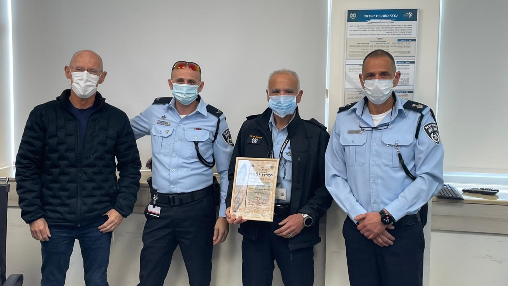 תעודות הערכה והוקרה לשלושת שוטרי רמב"ם