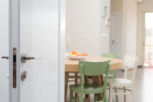 שלא יטעו אתכם: איך בוחרים דלת אקוסטית שבאמת מבודדת רעשים?