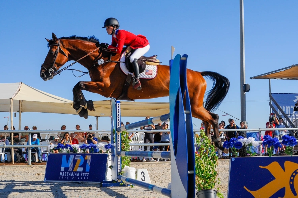 מאחורי הקלעים של תחרויות הרכיבה על סוסים בחוות דאבל קיי