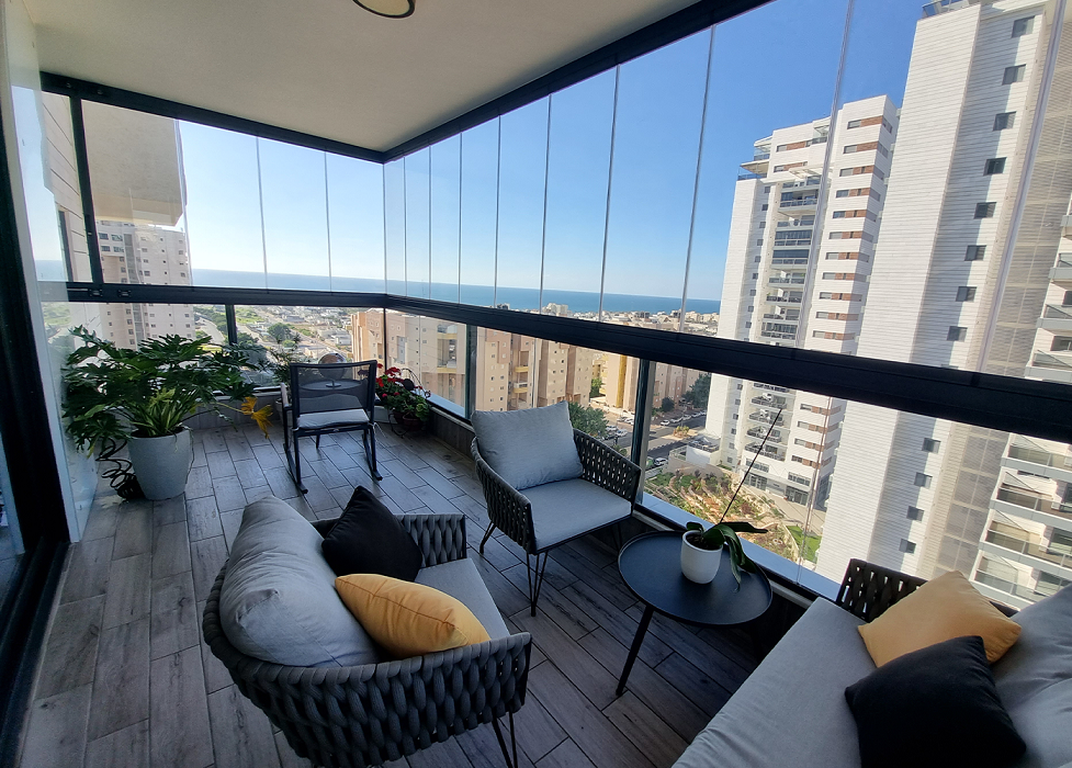 סגירת מרפסת זכוכית בצפון: כך תהנו מהמרפסת שלכם בחורף בקיץ ובכל ימות השנה 