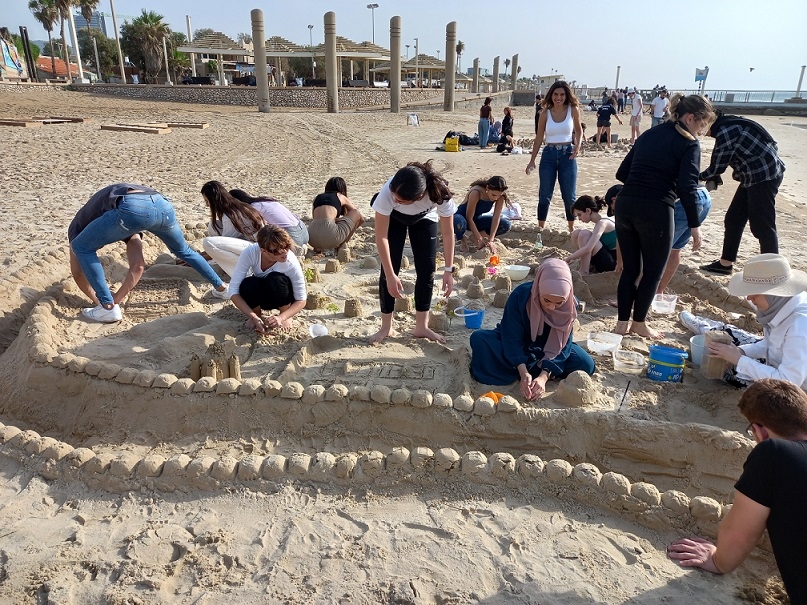 בונים ארמונות בחול