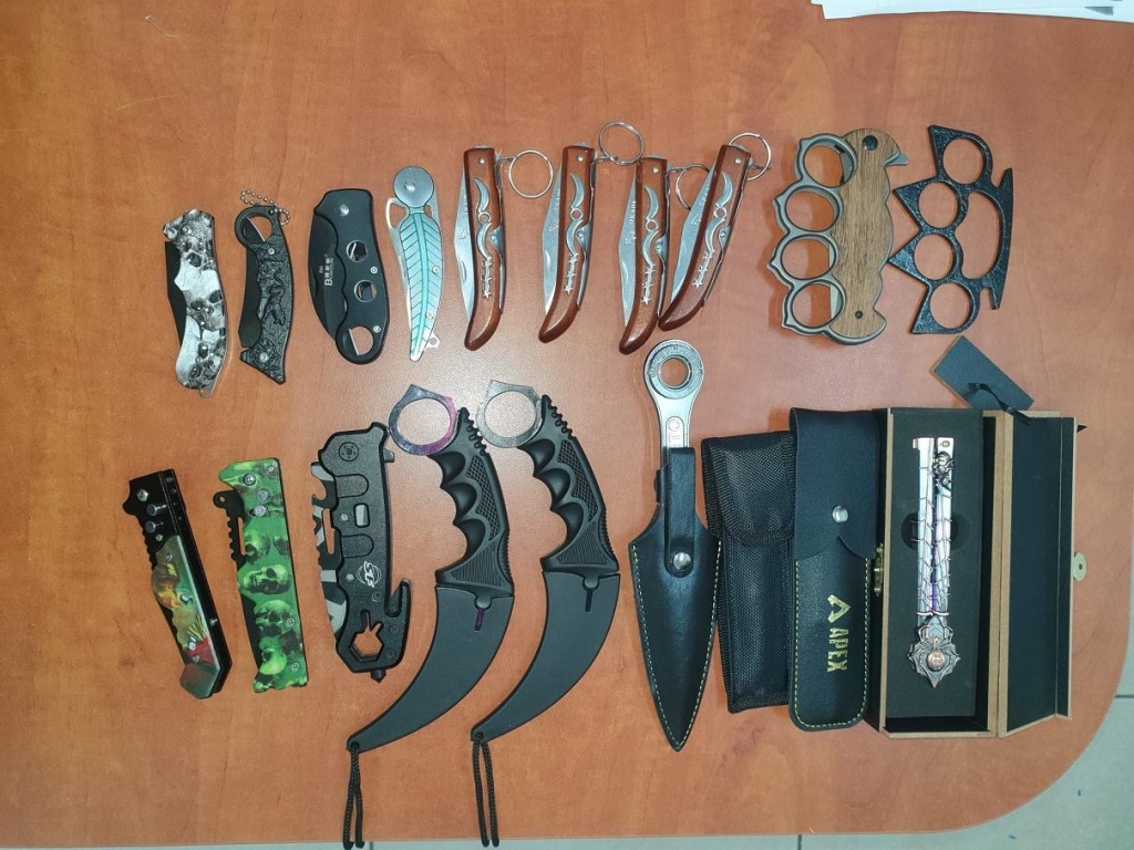 בבית ספר בדליה ילד מכר אגרופנים וסכינים