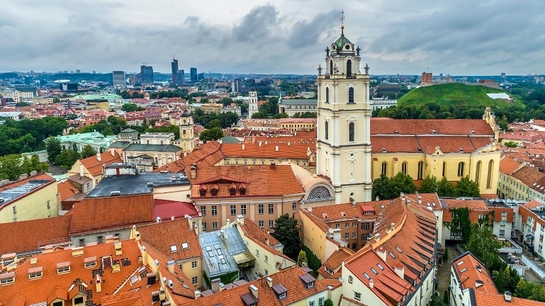 לטוס לירוואן או וילנה?