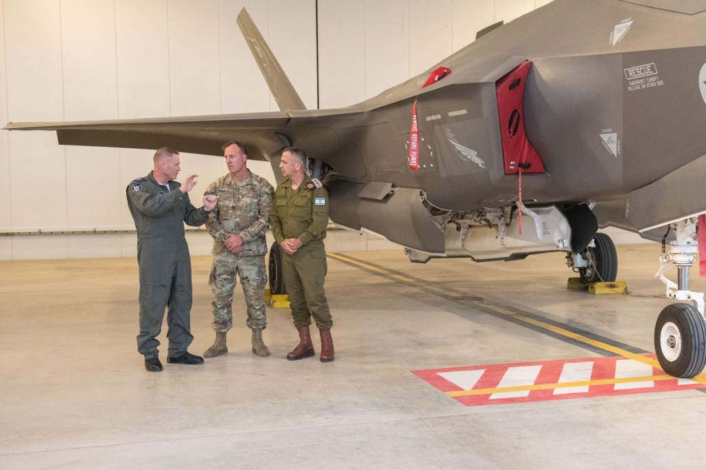 גנרל מייקל קורילה בביקור צבאי