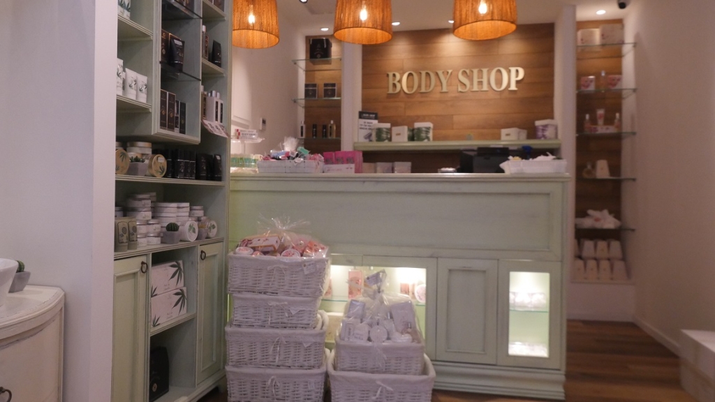 בחנות body shop קונים ומקבלים מוצר נוסף חינם