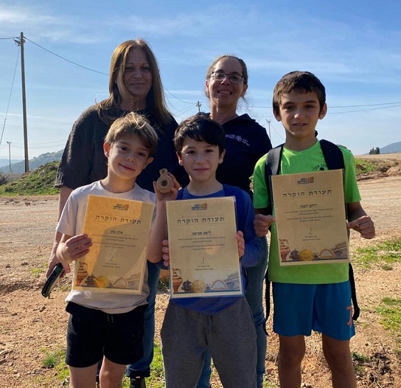 ילדים מצאו נר שמן שלם מלפני 2000 שנה