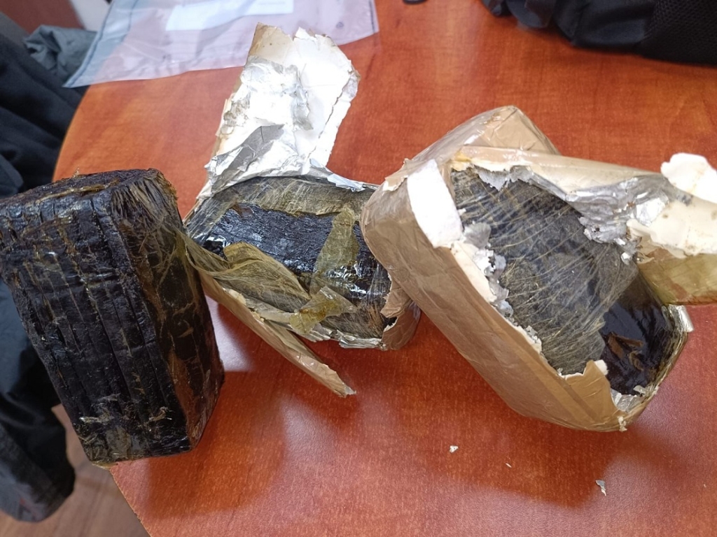 סחר בקוקאין עם בתו החביא סמים בתוך כסא התינוק