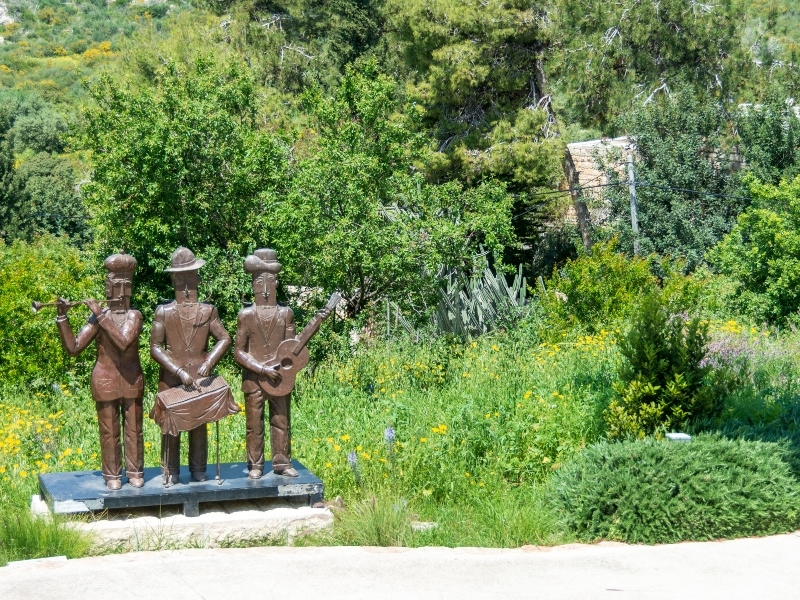 מלון שנפסל מלהיבנות בדליה יבנה מטרים ספורים מהכפר