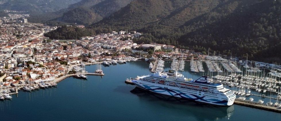 האוניה קראון איריס עוגנת בנמל מרמריס