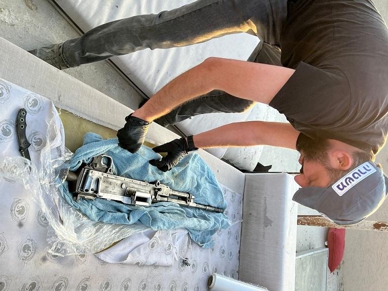 החשוד הסליק את המאג בתוך הספה