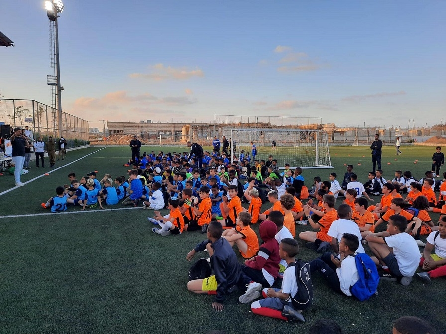 פסיפס ישראלי על מגרש הכדורגל