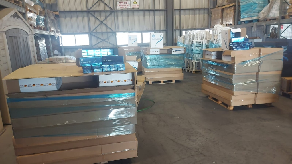 עובדי המכס גילו 500 קרטונים של סיגריות במקום אבקת כביסה ונייר טואלט