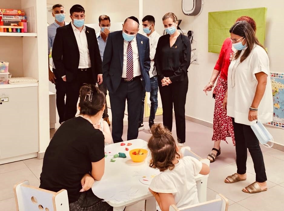 שר הרווחה יעקב מרגי ביקר בגן גדולים מהחיים 