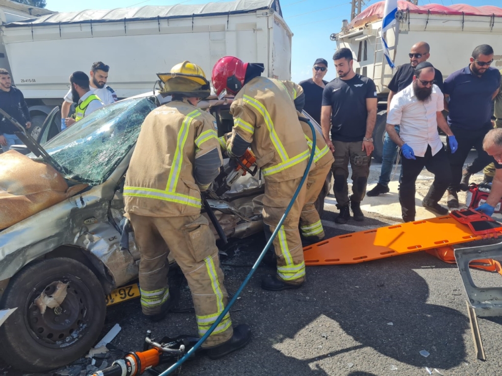 חילוץ לכודה מתאונה בכביש החוף